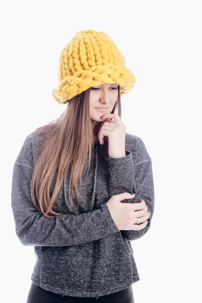 Kalın bir şapka giyen kız