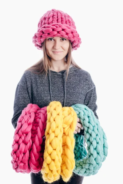 Bir kalın atkı ve şapka giyen kız