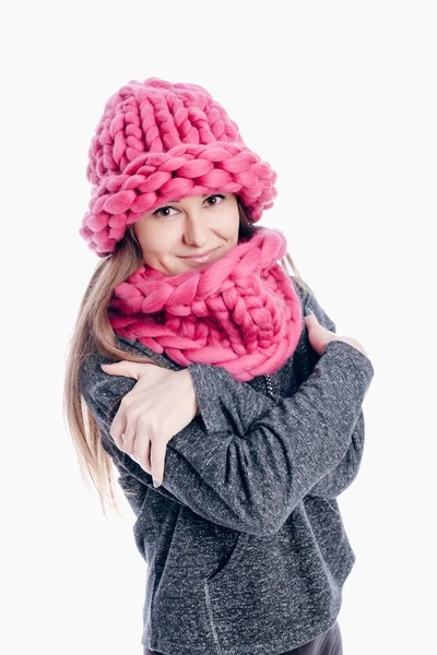 Bir kalın atkı ve şapka giyen kız