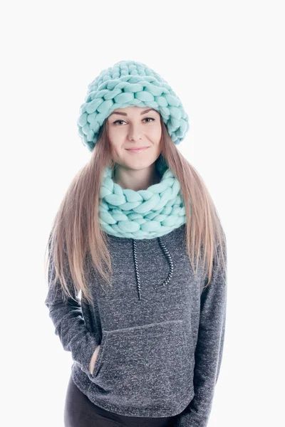 Bir kalın atkı ve şapka giyen kız