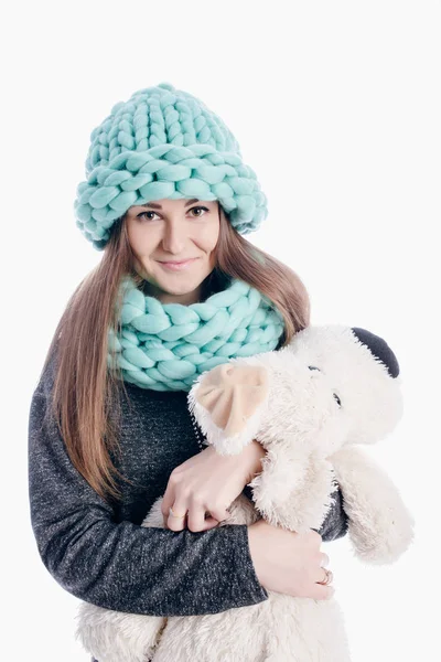 Bir kalın atkı ve şapka giyen kız