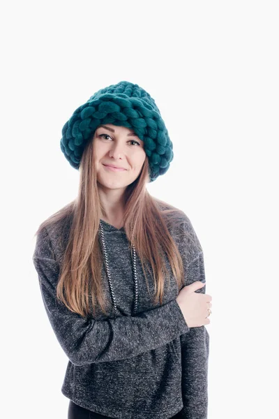 Kalın bir şapka giyen kız