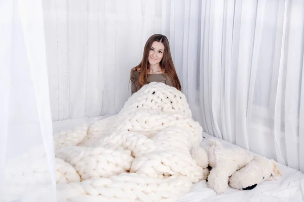 Battaniyelere sarılmış kız