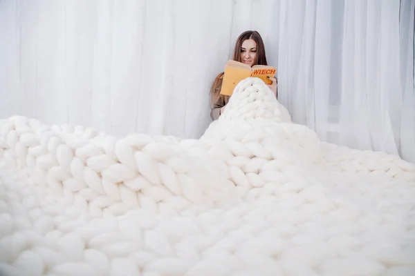 Battaniyelere sarılmış kız