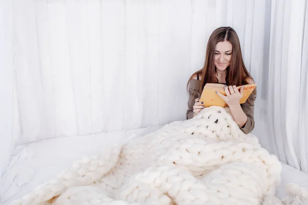 Battaniyelere sarılmış kız