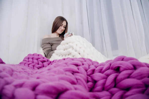 Battaniyelere sarılmış kız