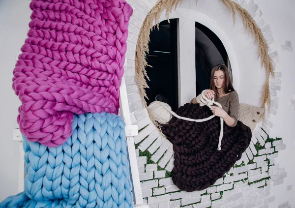 Battaniyelere sarılmış kız