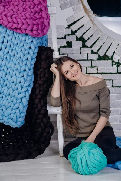 Kız kalın iplik oturur