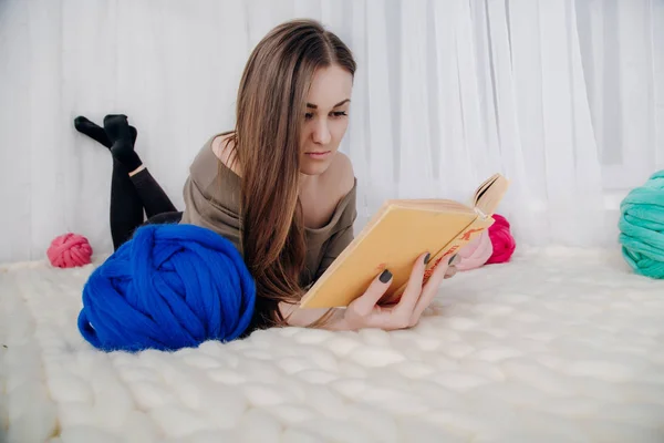 Kız ilginç bir kitap okuma