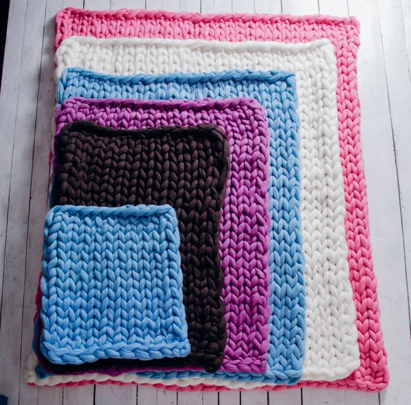 Kalın iplik yapılan battaniye