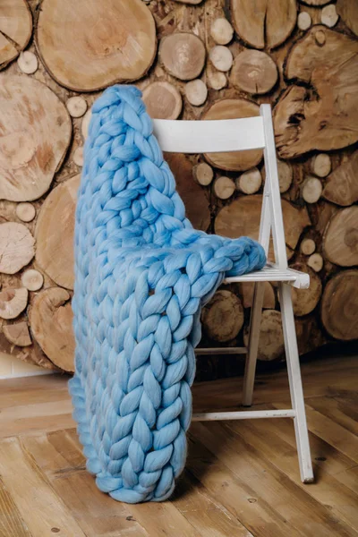 Kalın iplik sandalyenin üstüne yalan