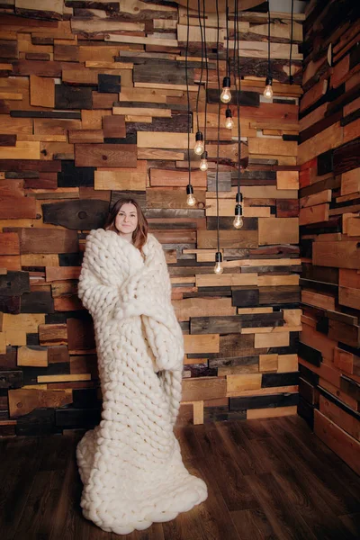 Battaniyelere sarılmış kız