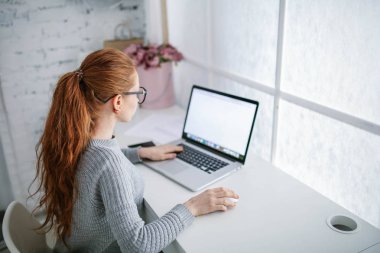 Çekici genç kadın, Sekreter, ofis çalışanı, iş kadını işyerinde.