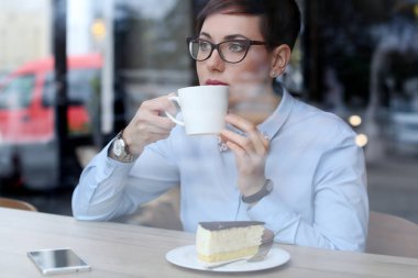 Kahve içme genç güzel kadın, gözlük, ofis çalışanı laynch, bir kahve molası için kafeye gittim 