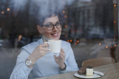 Kahve içme genç güzel kadın, gözlük, ofis çalışanı laynch, bir kahve molası için kafeye gittim 