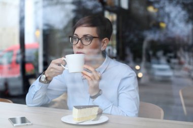 Kahve içme genç güzel kadın, gözlük, ofis çalışanı laynch, bir kahve molası için kafeye gittim 
