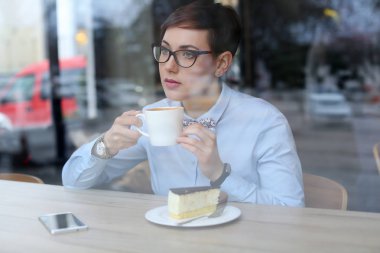 Kahve içme genç güzel kadın, gözlük, ofis çalışanı laynch, bir kahve molası için kafeye gittim 