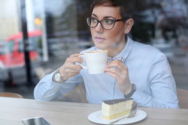 Kahve içme genç güzel kadın, gözlük, ofis çalışanı laynch, bir kahve molası için kafeye gittim 