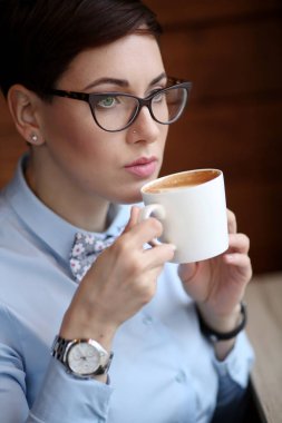 Kahve içme genç güzel kadın, gözlük, ofis çalışanı laynch, bir kahve molası için kafeye gittim 