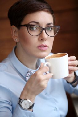 Kahve içme genç güzel kadın, gözlük, ofis çalışanı laynch, bir kahve molası için kafeye gittim 