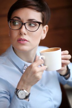 Kahve içme genç güzel kadın, gözlük, ofis çalışanı laynch, bir kahve molası için kafeye gittim 