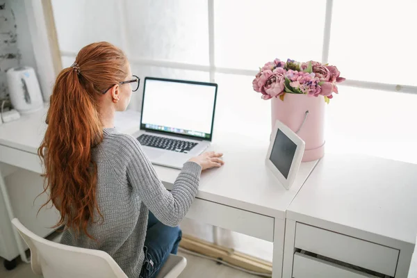 Wanita muda yang menarik, sekretaris, pekerja kantor, wanita bisnis di tempat kerja . — Stok Foto