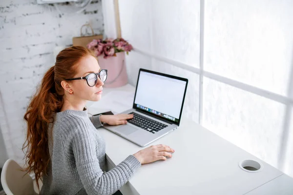 Mujer joven atractiva, secretaria, trabajadora de oficina, mujer de negocios en el lugar de trabajo . — Foto de Stock