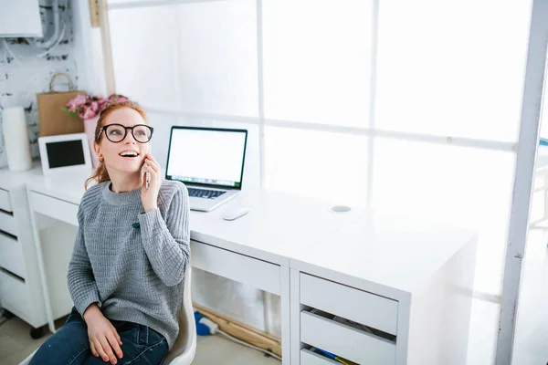 Jovem, trabalhadora de escritório, secretária, local de trabalho, trabalho com papéis, laptop e usando um telefone celular — Fotografia de Stock