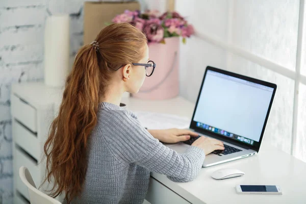 Wanita muda, pekerja kantor, sekretaris, tempat kerja, bekerja dengan kertas, laptop dan menggunakan ponsel — Stok Foto