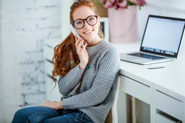 Jovem, trabalhadora de escritório, secretária, local de trabalho, trabalho com papéis, laptop e usando um telefone celular — Fotografia de Stock