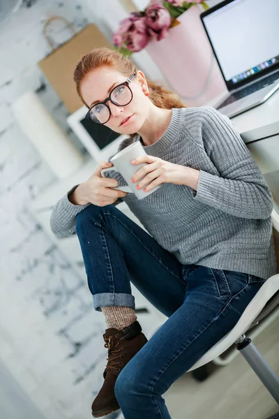 Mujer joven, trabajadora de oficina, secretaria, lugar de trabajo, trabajo con papeles, computadora portátil y uso de un teléfono móvil — Foto de Stock