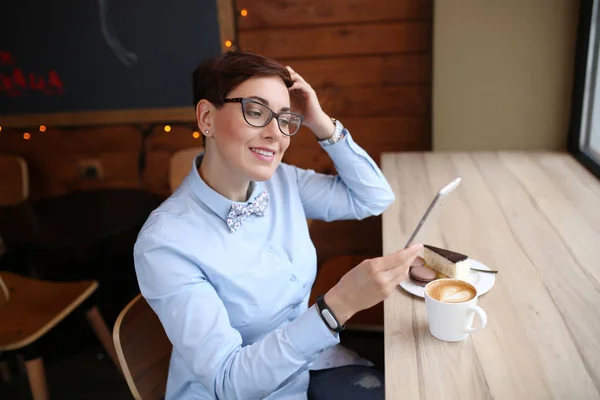 Joven hermosa mujer, trabajador de oficina en gafas, fue a la cafetería para un descanso de café, laico, beber café —  Fotos de Stock