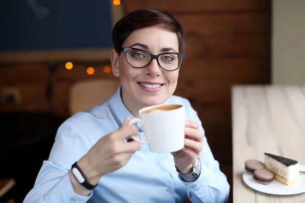 Junge schöne Frau, Büroangestellte mit Brille, ging in das Café für eine Kaffeepause, laynch, Kaffee trinken — Stockfoto