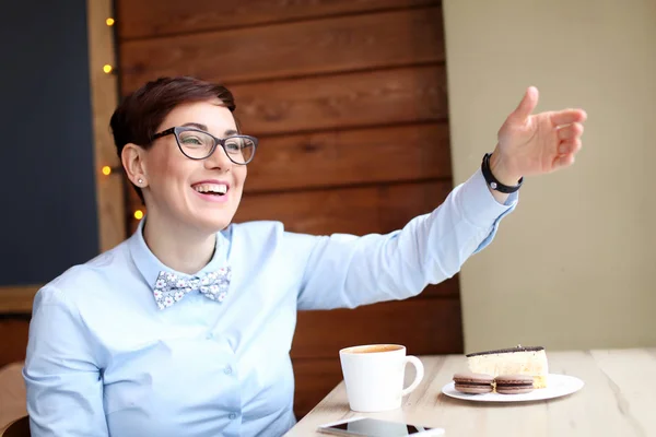 Junge schöne Frau, Büroangestellte mit Brille, ging in das Café für eine Kaffeepause, laynch, Kaffee trinken — Stockfoto