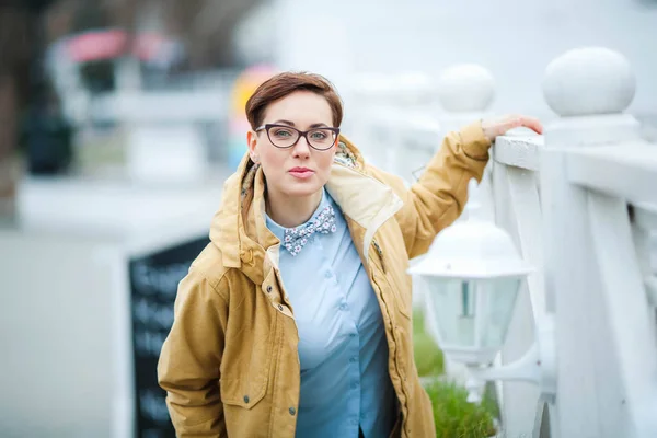 Szemüveg, a fiatal és gyönyörű nő rövid divatos hairstylein irodai ruhák, zakó, séta az utcán, a tavaszi séták — Stock Fotó