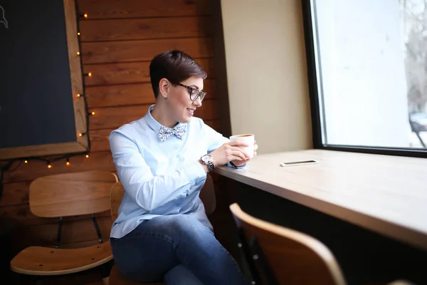 Mulher bonita nova, trabalhador de escritório em óculos, foi ao café para uma pausa para café, laynch, beber café — Fotografia de Stock