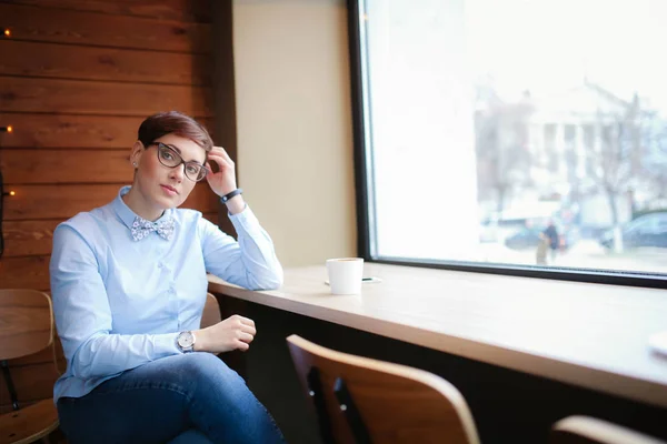 Junge schöne Frau, Büroangestellte mit Brille, ging in das Café für eine Kaffeepause, laynch, Kaffee trinken — Stockfoto