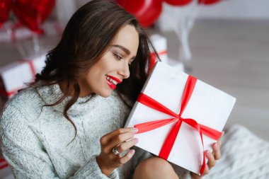 Makyaj ve saç modeli, hediye ve balon ile olan seksi kadın