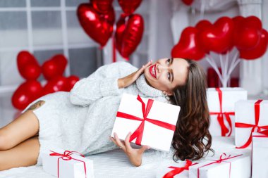 Makyaj ve saç modeli, hediye ve balon ile olan seksi kadın