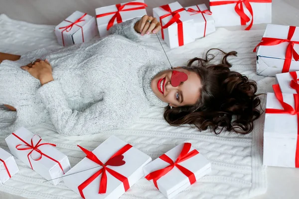 Mujer sexy joven con maquillaje y peinado, con regalos y globos —  Fotos de Stock