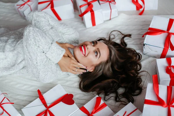 Ung sexig kvinna med smink och frisyr, med gåvor och ballonger — Stockfoto
