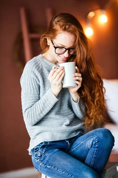 Jovem Sorridente Menina Com Cabelo Vermelho Longo Beber Chá Sentado — Fotografia de Stock