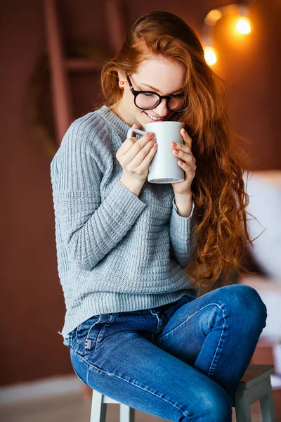 Junges Lächelndes Mädchen Mit Langen Roten Haaren Das Tee Trinkt — Stockfoto