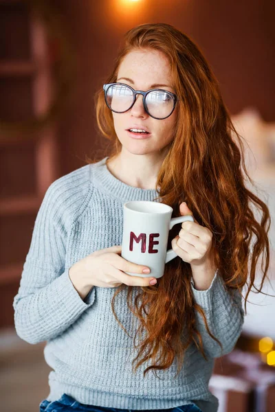 Junges Rothaariges Mädchen Brille Mit Einer Tasse Tee Posiert Sitzend — Stockfoto