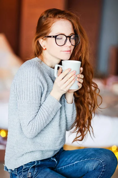 çay tutan Kapalı gözlerle hayal uzun kızıl saçlı genç kız
