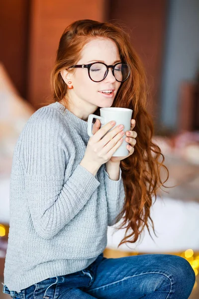 Chica Joven Con Pelo Largo Rojo Soñando Con Los Ojos —  Fotos de Stock