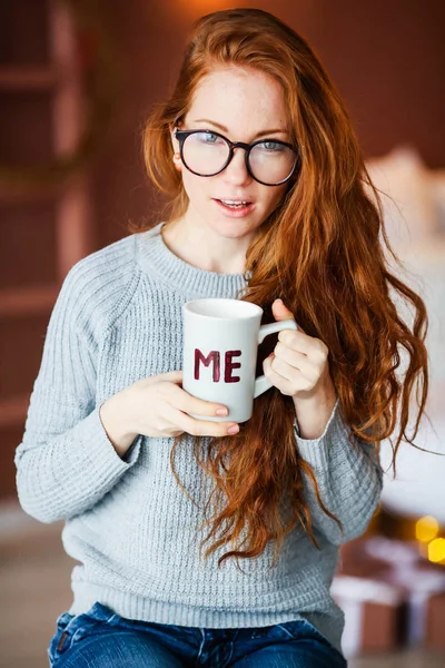 Junges Rothaariges Mädchen Brille Mit Einer Tasse Tee Posiert Sitzend — Stockfoto