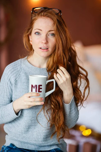 Junges Schönes Mädchen Mit Teetasse Sitzt Gemütlichem Zimmer — Stockfoto