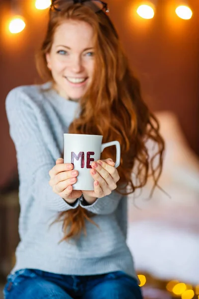 Jovem Menina Bonita Mostrando Xícara Chá Com Texto Sentado Quarto — Fotografia de Stock