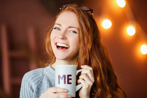 Retrato Menina Bonita Jovem Segurando Xícara Chá Posando Dentro Casa — Fotografia de Stock